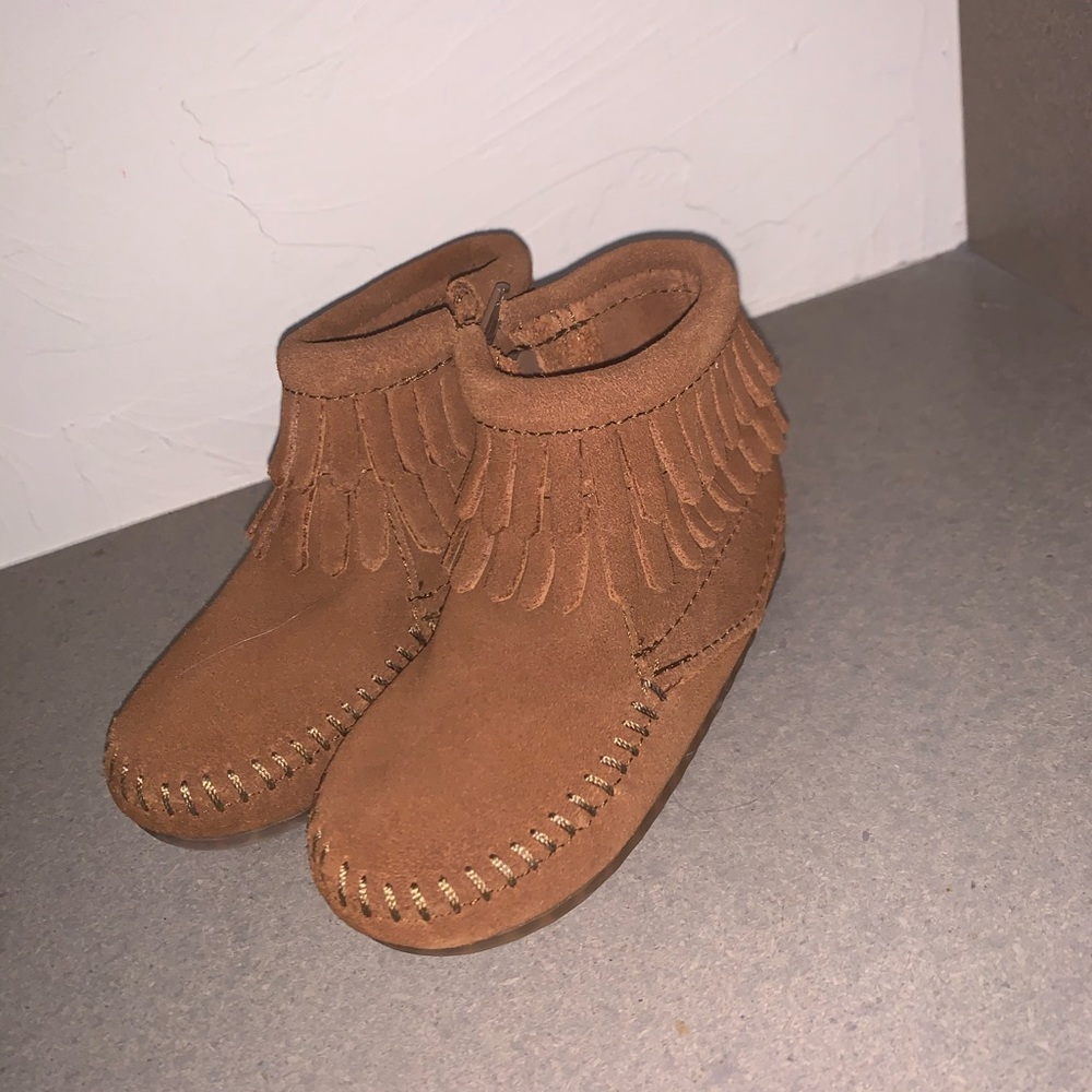 Minnetonka Fringe Boots size 5